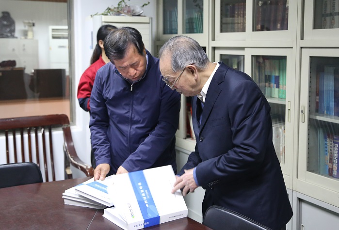 國醫(yī)大師、山西中醫(yī)學(xué)院教授王世民先生到藥都制藥集團(tuán)參觀考察